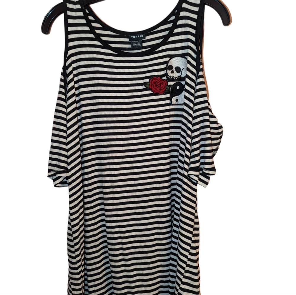 Torrid 3X Cold Shoulder (cutout) Skull & Rose Tunic Top